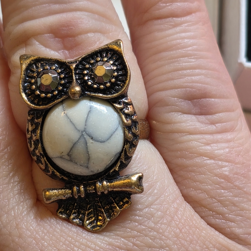 5 Gold Fun Costume Rings - Picture 3 of 14